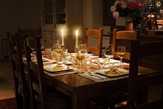 Best Chandeliers for Dining Room: Buying Guide